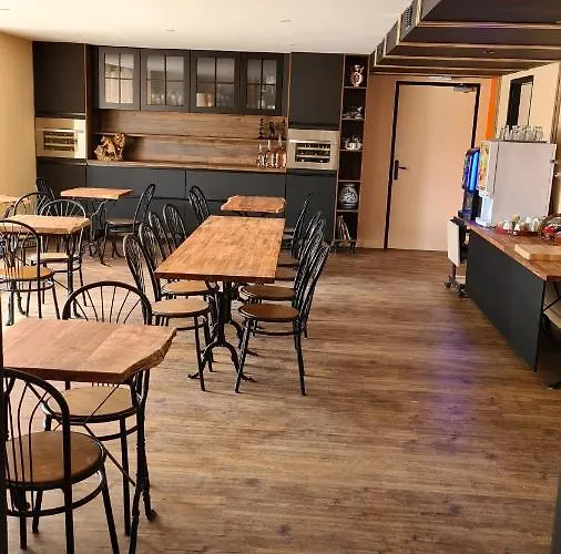 L'etoile Aeroport - A61 מלון