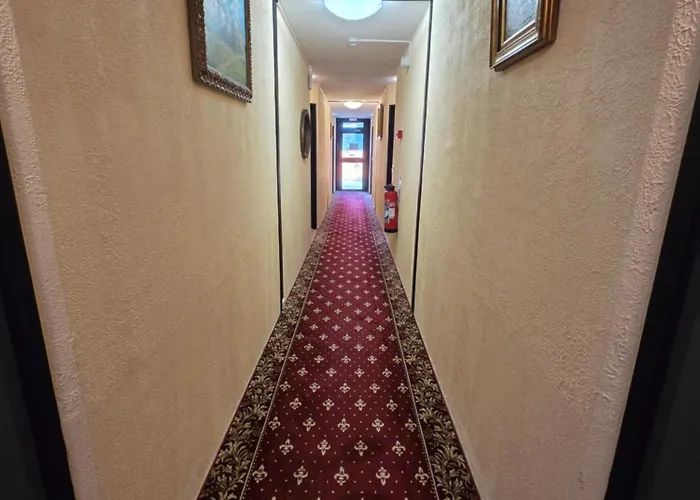 L'etoile Aeroport - A61 מלון 2*